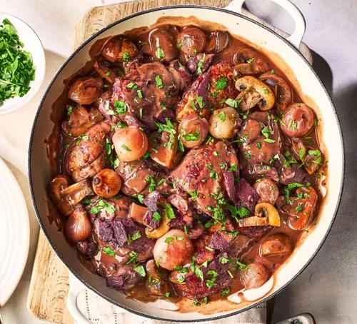 Şarapta tavuk (Coq au vin) — Paris