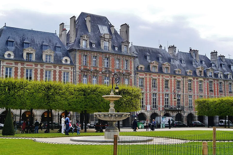 Place des Vosges (Place des Vosges) — Paris