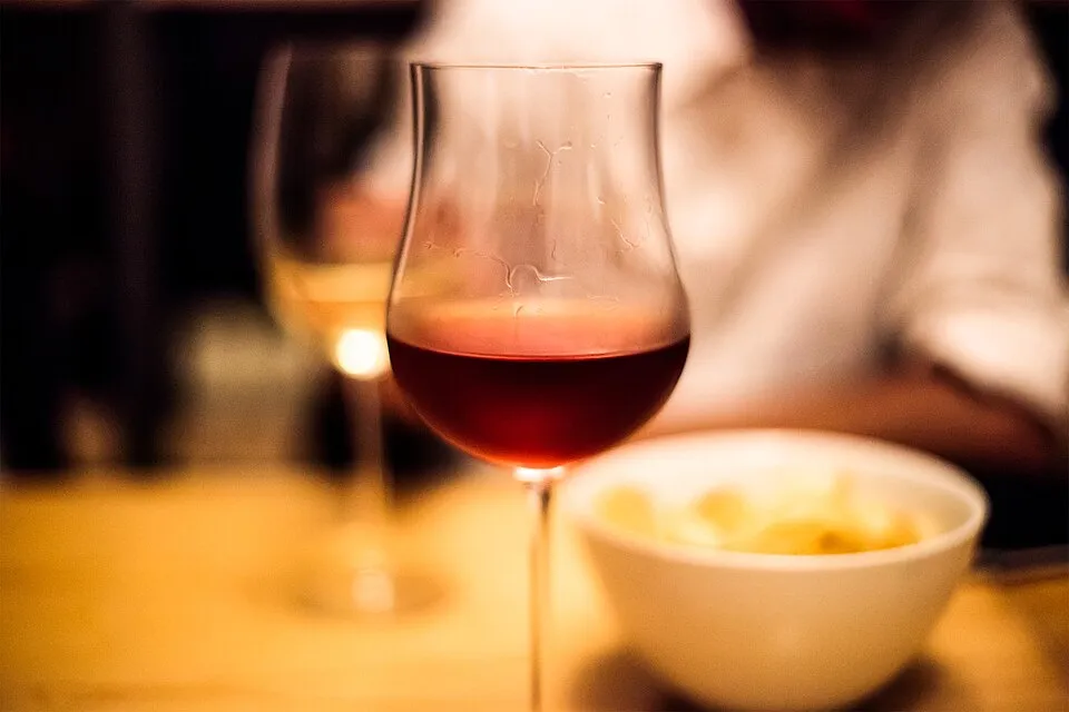 Kadeh şarap (Un verre de vin) — Paris